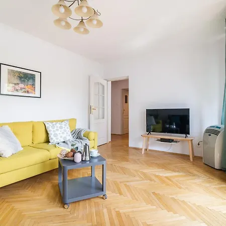 Warm & Family Friendly Apartment With Balcony By Noclegi Renters Appartement *
