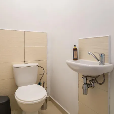 Warm & Family Friendly With Balcony By Renters Varšava