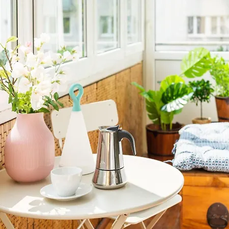 Warm & Family Friendly With Balcony By Renters 아파트