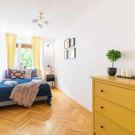 Warm & Family Friendly With Balcony By Renters 바르샤바