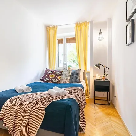 Smolna 8 - Warm With Balcony By Renters Apartment
