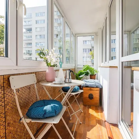 Warm & Family Friendly With Balcony By Renters 바르샤바